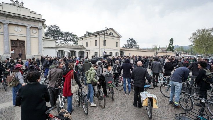 Folla e commozione ai funerali di Gabriele Del Carlo e Velio Coviello, un corteo di bici scorta i feretri al cimitero
