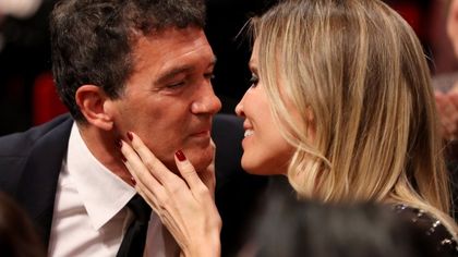 Cannes, abbracci, inchini e baci sul red carpet