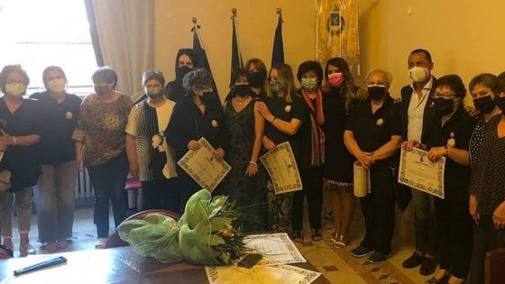 Potenza, cuciono 30 mila mascherine durante il lockdown: premiate dal Comune