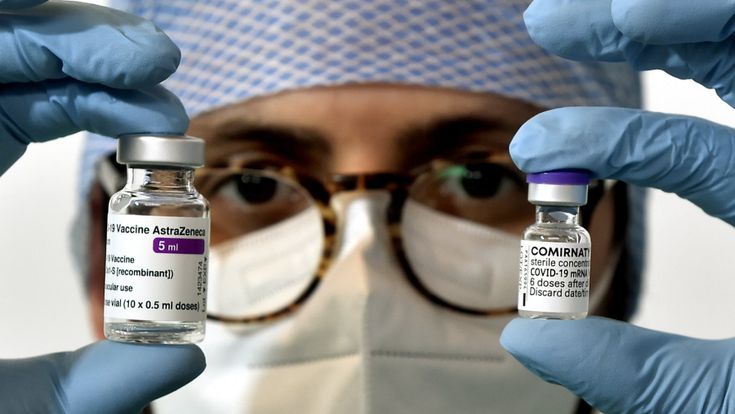 Covid e vaccini, appuntamenti anche con sms. Ipotesi lockdown differenziati