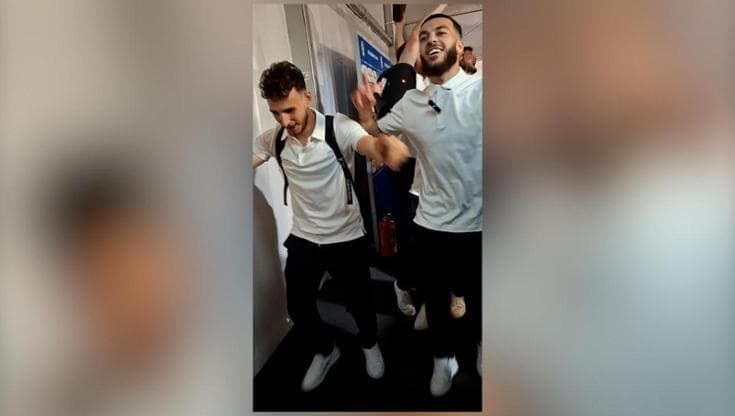 Euro 2024, i giocatori della Georgia scatenati dopo la qualificazione agli ottavi: cantano e ballano davanti ai giornalisti