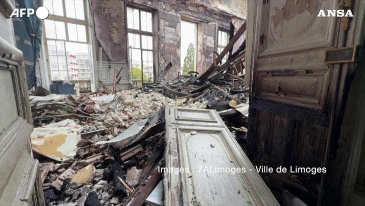 Limoges, dentro il municipio incendiato durante le proteste: le immagini della devastazione