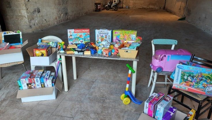 Recuperati i vecchi giocattoli finiti tra i rifiuti: saranno donati ai bambini di Taranto per promuovere il riciclo