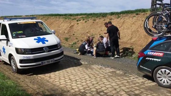 Ciclismo, dramma alla Parigi-Roubaix: è morto Goolaerts, fatale un infarto in gara