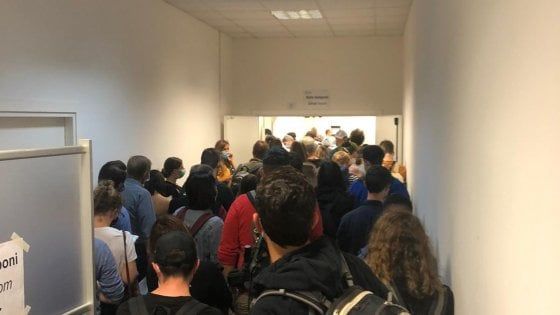 Quattro ore di fila per i tamponi e assembramenti all'aeroporto di Punta Raisi