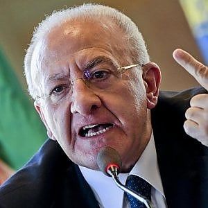 Meningite, il piano della Regione Campania. De Luca: "Vaccino gratis a minorenni"