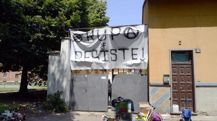 Molotov contro ‘Villa Piccione’, la palazzina di Milano occupata dagli squatter: 5 ragazzi di Quarto Oggiaro denunciati