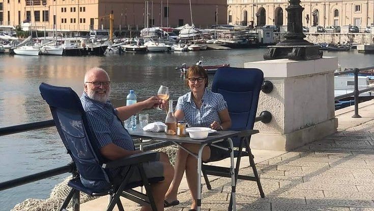 Bari, coppia di  turisti austriaci prepara la colazione sul lungomare: "Brindiamo al nostro anniversario"