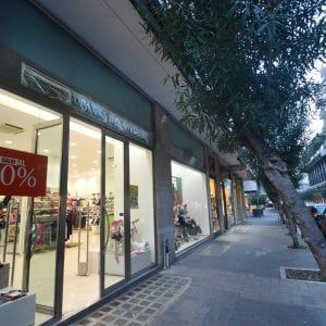 Commercio: la grande chiusura dei negozi in Centro, ma crescono gli ambulanti