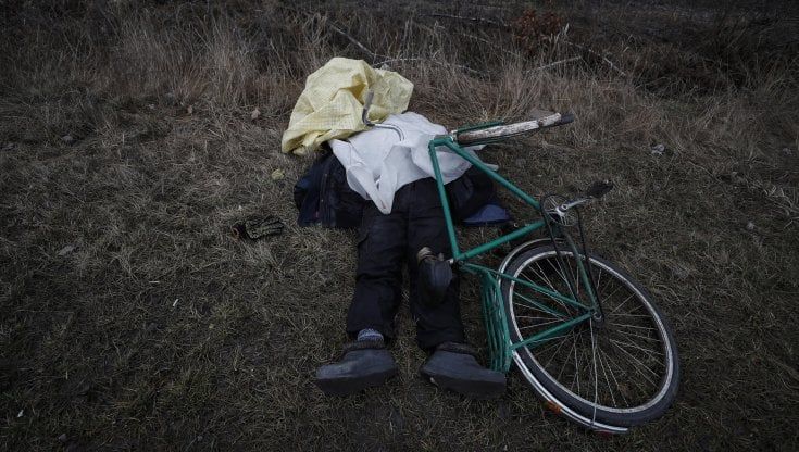 A Irpin affiorano i corpi dei bimbi violentati. La superstite: "Stuprata di fianco a mia madre agonizzante"