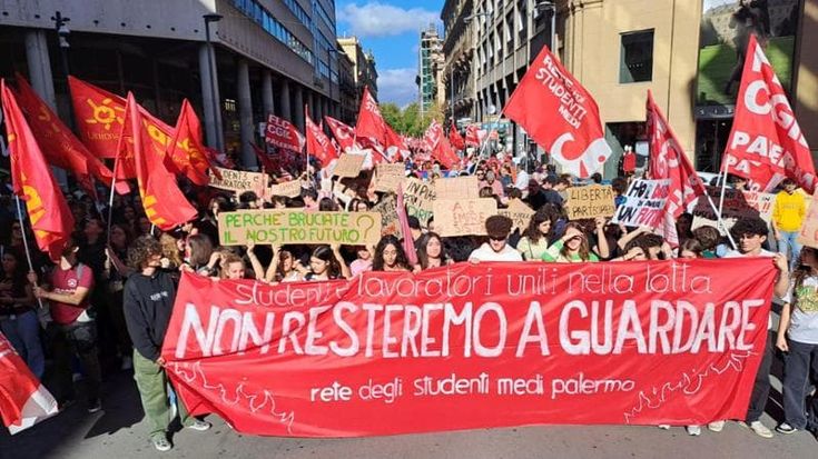 A Palermo gli studenti sfilano in corteo: “Una scuola unica e unita”