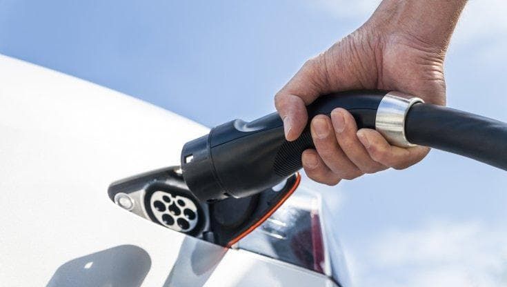 Sull’e-mobility l’Italia arranca: fanalino di coda tra le grandi economie europee nella corsa agli investimenti