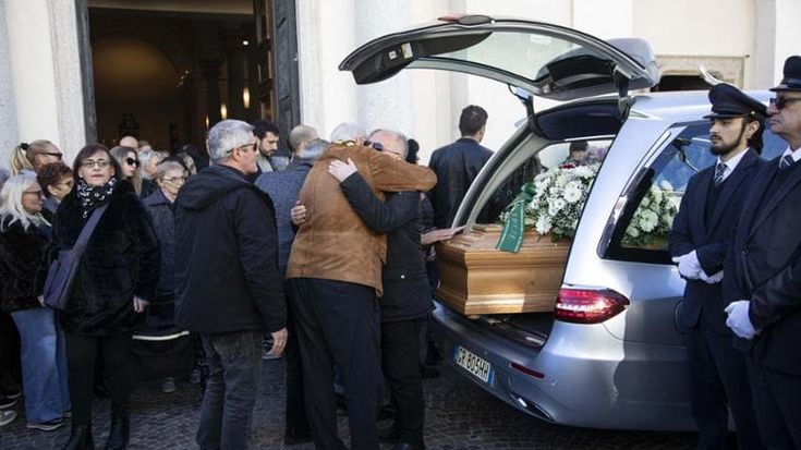 In centinaia al funerale di Luciana Ronchi, uccisa dall’ex a Bruzzano: “Ricorderemo la tua forza”