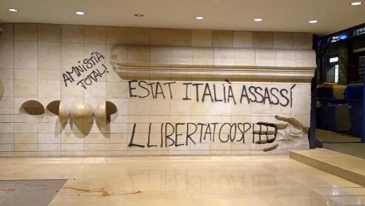Blitz anarchico al consolato di Barcellona, fermato uno squatter torinese
