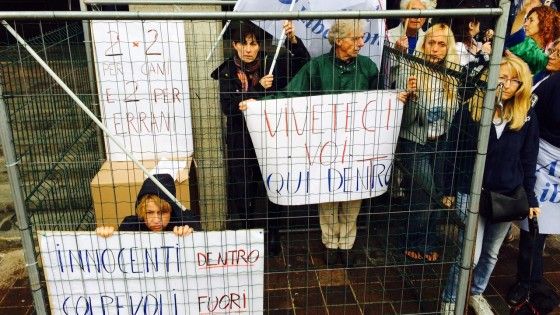 Animalisti in gabbia, protesta in Regione