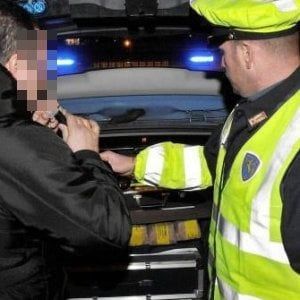 Talmente ubriaco da non accorgersi di aver perso una ruota: denunciato dai vigili nel Reggiano