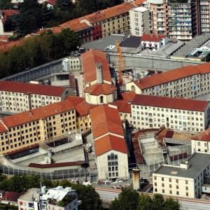 Milano, insulti su Fb dopo suicidio in carcere: i 16 agenti riammessi in servizio