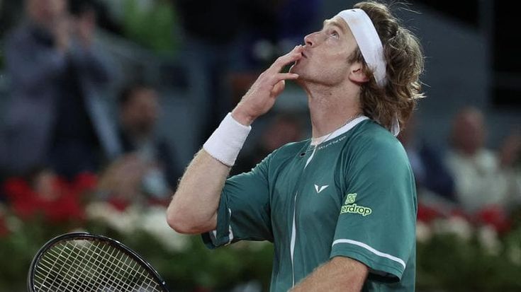 Alcaraz eliminato a Madrid, Rublev in semifinale: a rischio il terzo posto nel ranking Atp