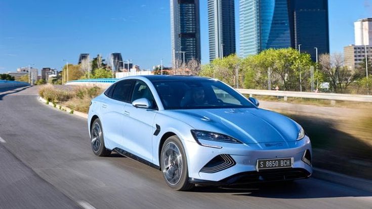 Byd prova a dare la scossa all’Italia: ecco come vanno le nuove elettriche Dolphin e Seal