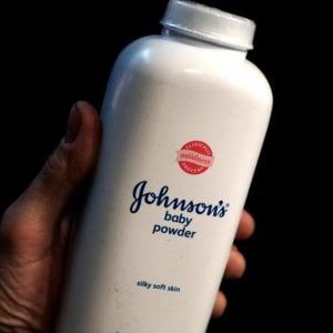 Usa, donna con tumore ovaie vince causa contro J&J: 417 mln per 'talco killer'
