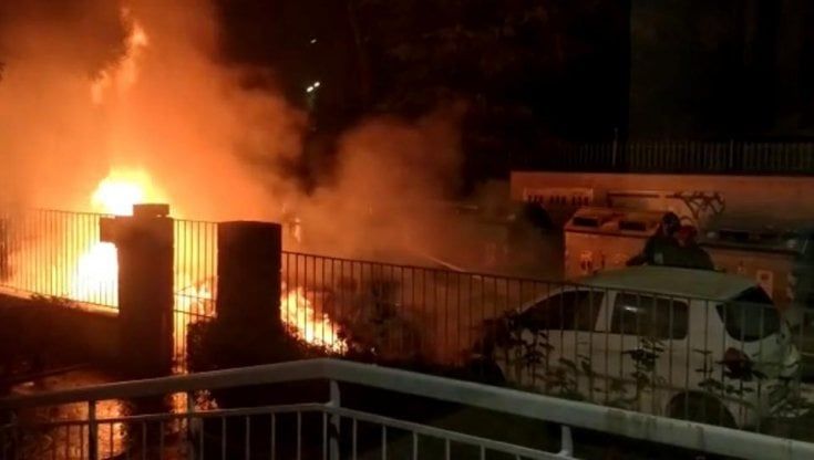 Bologna, auto a fuoco nella notte in via Ponchielli: si sospetta il gesto di un piromane
