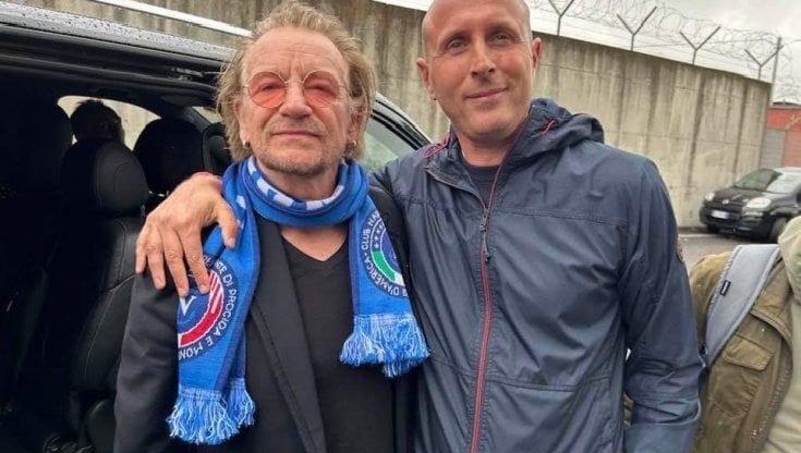 Napoli, Bono all'arrivo indossa la sciarpa degli azzurri e scrive ai fan