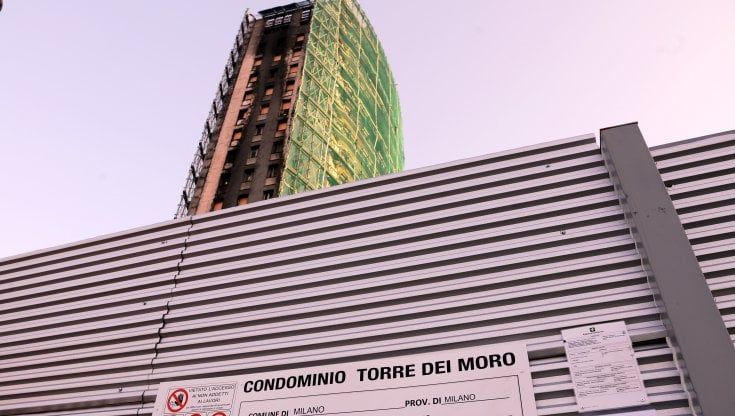 Torre dei Moro, sciacalli negli appartamenti vuoti del palazzo bruciato: le denunce per furto di due residenti