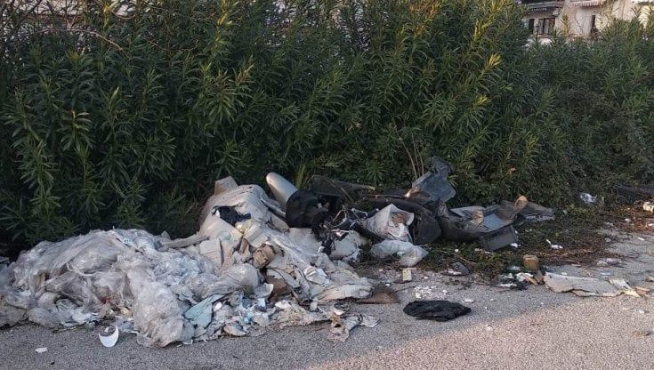 I viali di Villa Letizia continuano ad essere una discarica