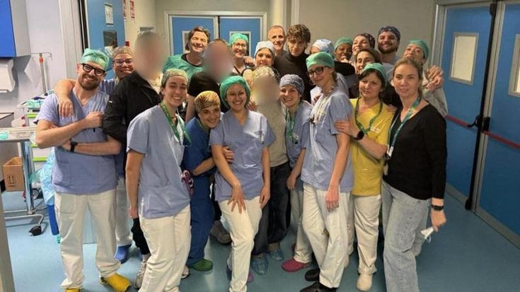 Crans-Montana, Achille Lauro incontra i feriti al Niguarda: “Ha portato gioia dopo tanta sofferenza”