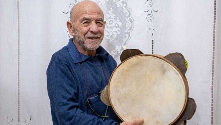È morto Luigi Chiriatti: ricercatore e musicista, colonna portante della Notte della Taranta, aveva 70 anni. "Il suono ti ha guidato sempre"