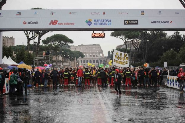 Pioggia e maltempo non fermano la Maratona di Roma