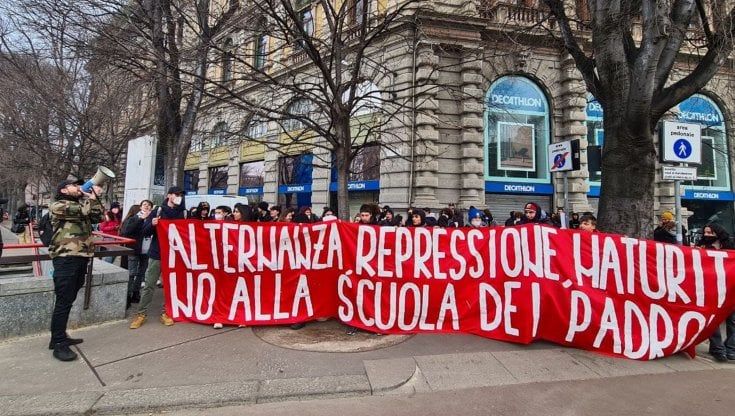 Torino, studenti assaltano la sede di Confindustria: feriti 7 agenti. Individuati 20 esponenti dei centri sociali 