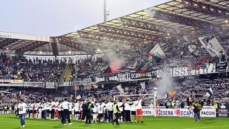 Il Cesena dei miracoli festeggia la promozione in serie B