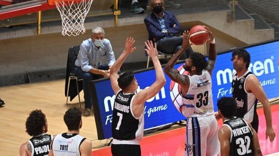 Basket, Supercoppa: Milano vince ancora, alla Fortitudo il derby con la Virtus