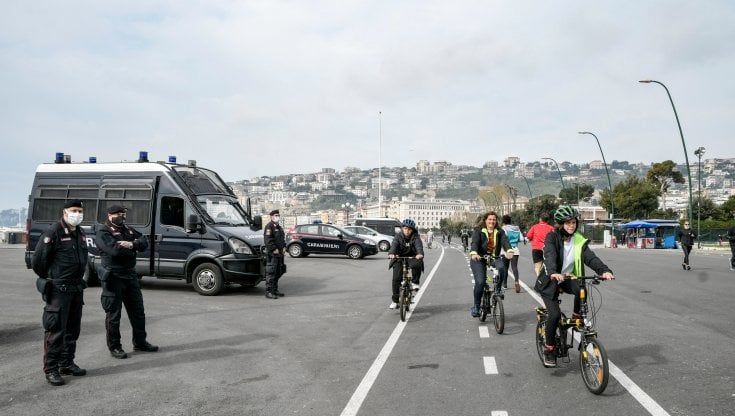 Napoli, accessi al mare proibiti: Pasqua di divieti con transenne e poliziotti per evitare la folla