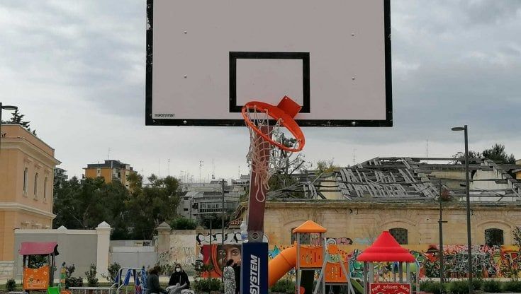 Bari, canestro staccato nel parco Rossani, Decaro: "Non è un atto vandalico. Montato male, chiedo scusa"