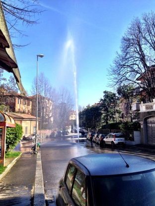 Bologna, si rompe un tubo<br />il getto d'acqua &egrave; alto 10 metri