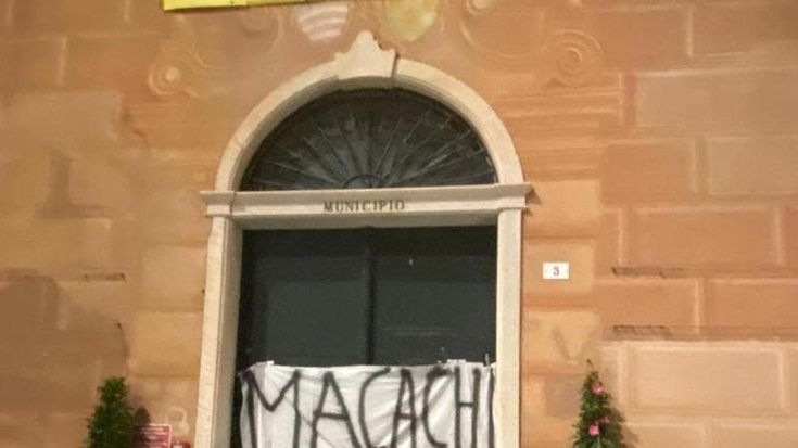 Sestri Levante, esplode l’ira dei tifosi: “Dateci lo stadio”. Un anno senza impianto di casa, protesta e striscioni contro il Comune