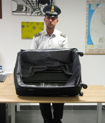 Malpensa, 7 chili di coca nel doppiofondo della valigia