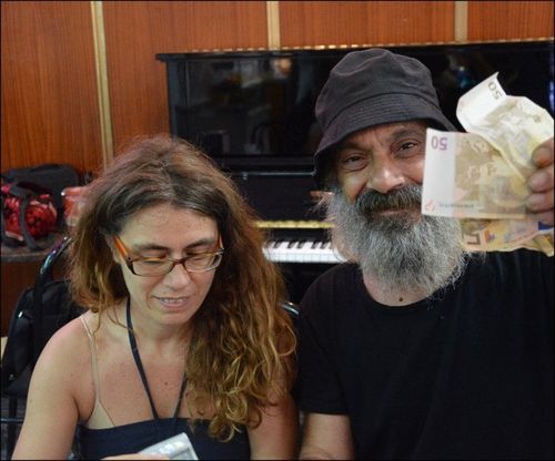 #uscitelarpadizena: 1900 euro raccolti in sette giorni per Zena, la musicista derubata della sua arpa a Napoli