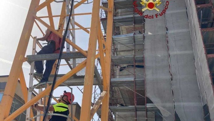 Non lo pagano per il lavoro, costruttore sale su una gru e minaccia di buttarsi: resta arrampicato per oltre tre ore