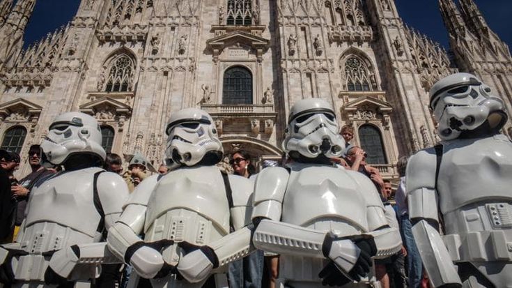 Star Wars Day, caschi e spade laser all’ombra del Duomo: “Qui per una passione senza età”