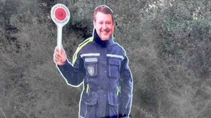 Sagome di vigili urbani per far rallentare auto, ma vengono vandalizzate: applicato volto di Salvini