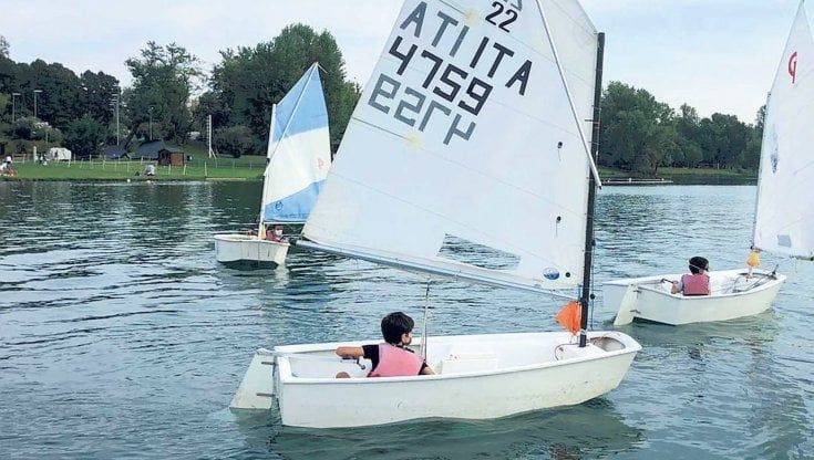 La vacanza a km zero? Vela, fresco e giochi d’acqua sulle sponde dell’Idroscalo di Simone Bianchin