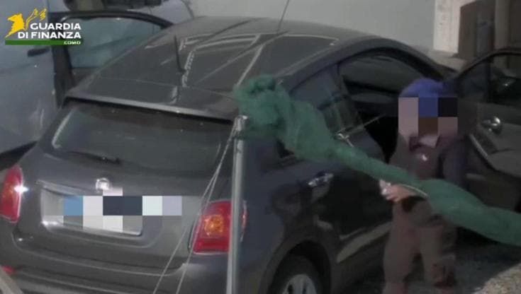 La cocaina nascosta nel bocchettone dell'auto: sgominata banda di pusher a Como