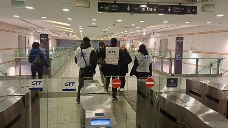 Sui mezzi Gtt calano i passeggeri senza biglietto, arrivano le body cam per i controllori