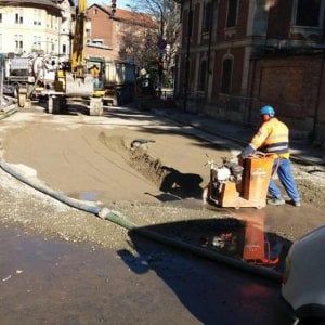 La voragine infinita di viale Thovez: la riapertura totale solo a fine settimana