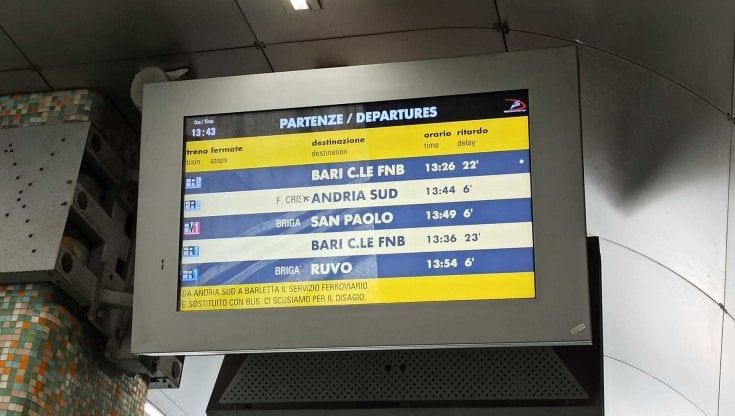 Ferrotramviaria, dai viaggiatori appello a Emiliano: "Ritardi e treni cancellati, revochi la concessione"