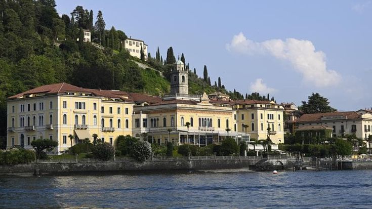 “I laghi della Lombardia”, la Guida di Repubblica con i consigli di Stanley Tucci e Carlo Petrini