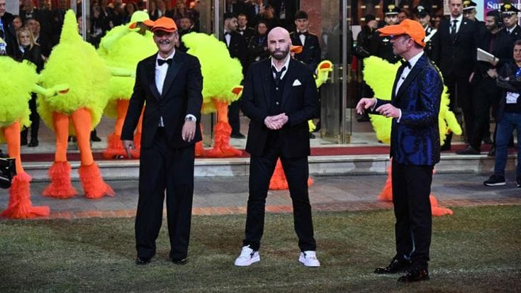 John Travolta, scoppia il caso a Sanremo: dopo ‘Il ballo del qua qua’ non firma la liberatoria. Ma finisce (con tutte le scarpe) in una vicenda di pubblicità occulta